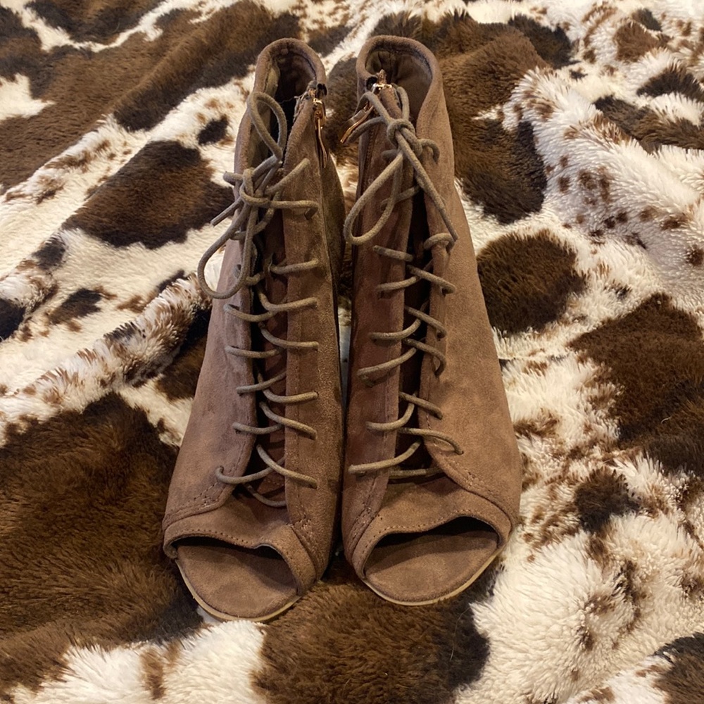 Worn twice. Size 9. Functional zipper